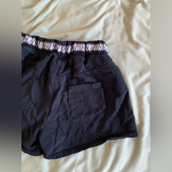 GYM SHARK SHORTS - Picture 2 of 3